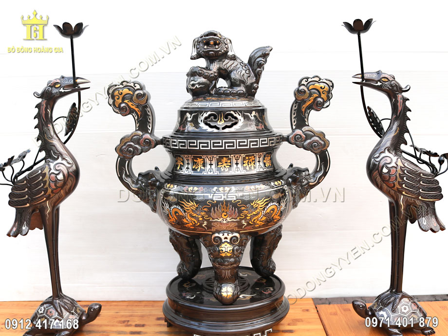Trang ho&agrave;ng kh&ocirc;ng gian thờ c&uacute;ng gia ti&ecirc;n bằng bộ đồ thờ ngũ sắc